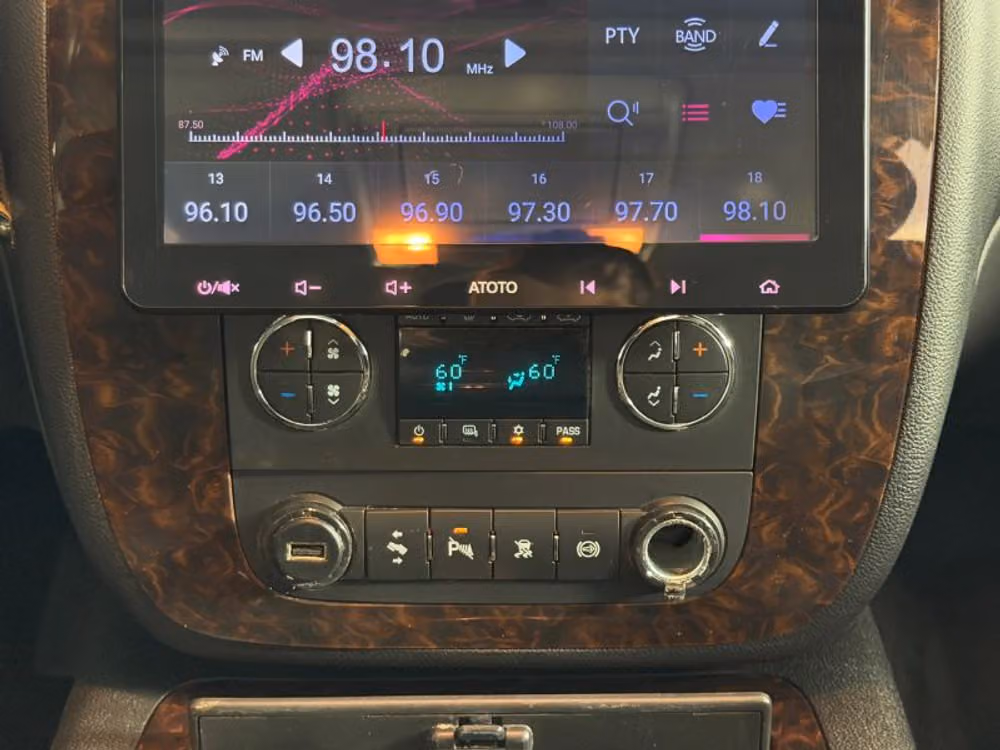 2011 GMC Sierra 3500HD Denali Pickup 4D 6 1/2 ft Crew Cab Image 24