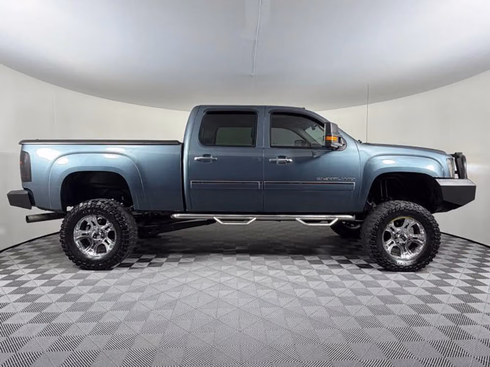 2011 GMC Sierra 3500HD Denali Pickup 4D 6 1/2 ft Crew Cab Image 7