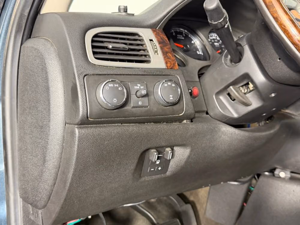 2011 GMC Sierra 3500HD Denali Pickup 4D 6 1/2 ft Crew Cab Image 32