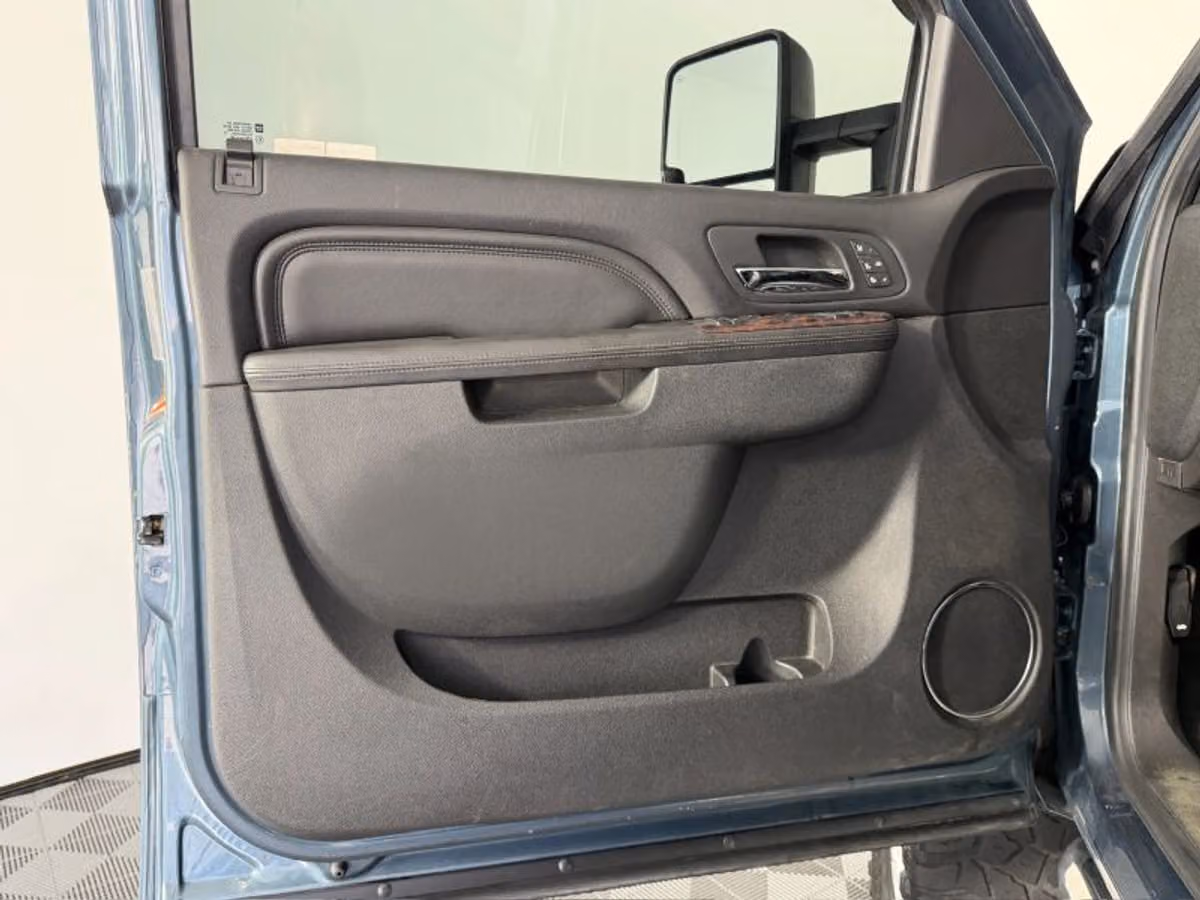 2011 GMC Sierra 3500HD Denali Pickup 4D 6 1/2 ft Crew Cab Image 30