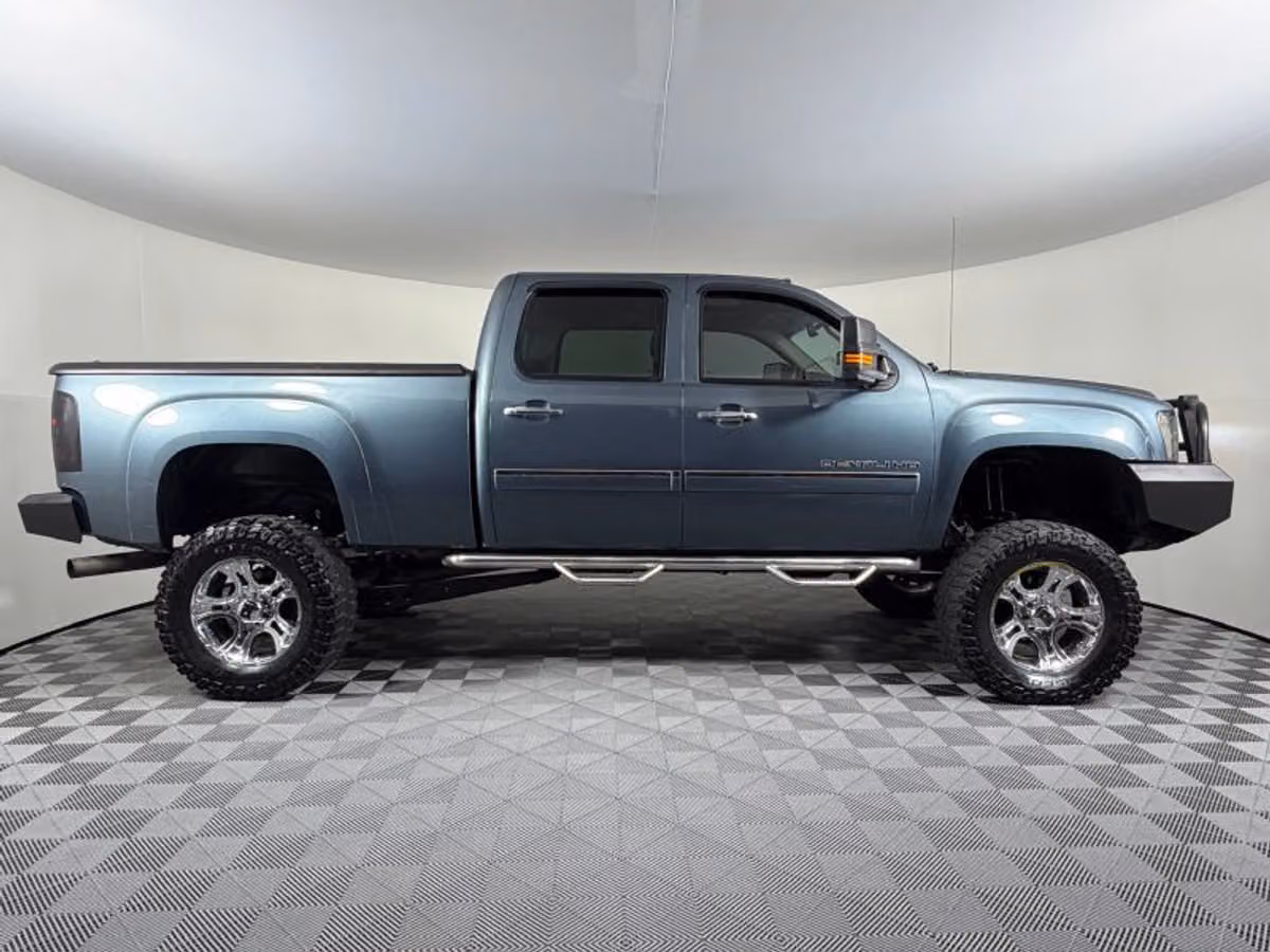2011 GMC Sierra 3500HD Denali Pickup 4D 6 1/2 ft Crew Cab Image 7