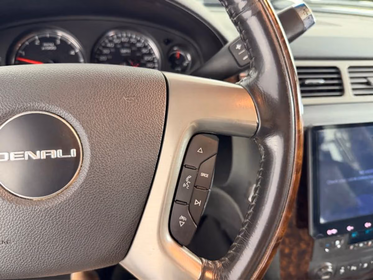 2011 GMC Sierra 3500HD Denali Pickup 4D 6 1/2 ft Crew Cab Image 27