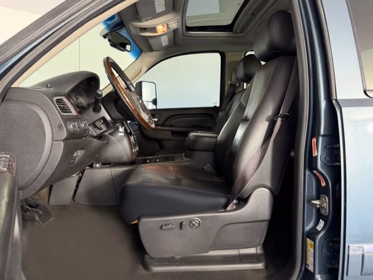 2011 GMC Sierra 3500HD Denali Pickup 4D 6 1/2 ft Crew Cab Image 28