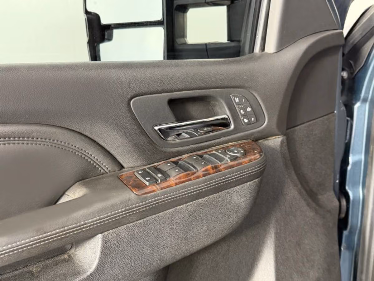 2011 GMC Sierra 3500HD Denali Pickup 4D 6 1/2 ft Crew Cab Image 31