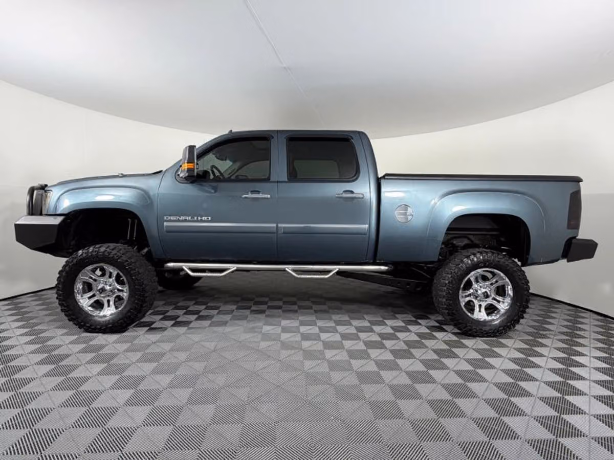 2011 GMC Sierra 3500HD Denali Pickup 4D 6 1/2 ft Crew Cab Image 13