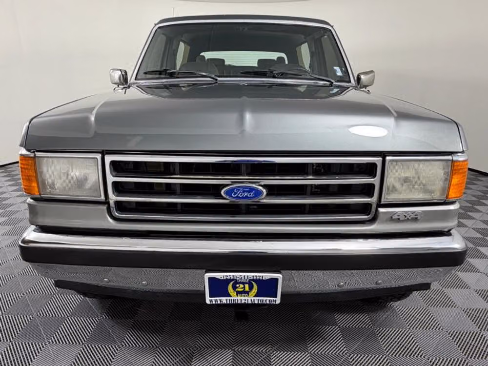 1990 Ford Bronco XLT Image 2