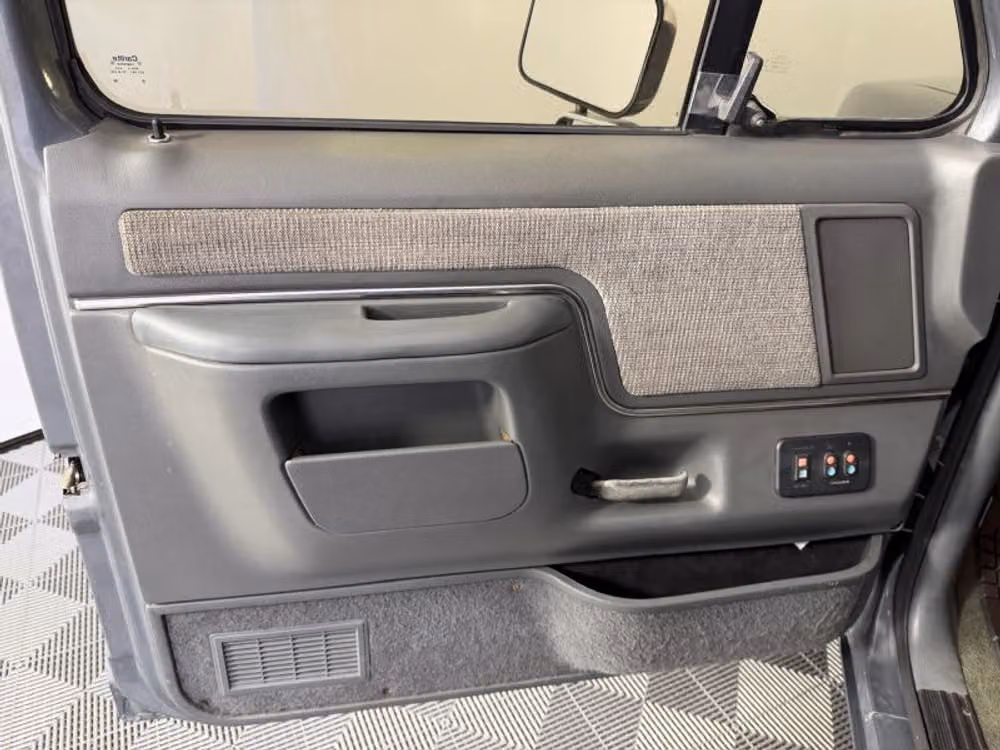 1990 Ford Bronco XLT Image 15