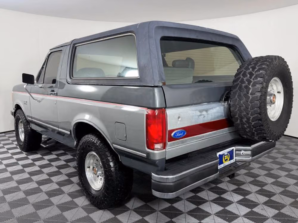1990 Ford Bronco XLT Image 6