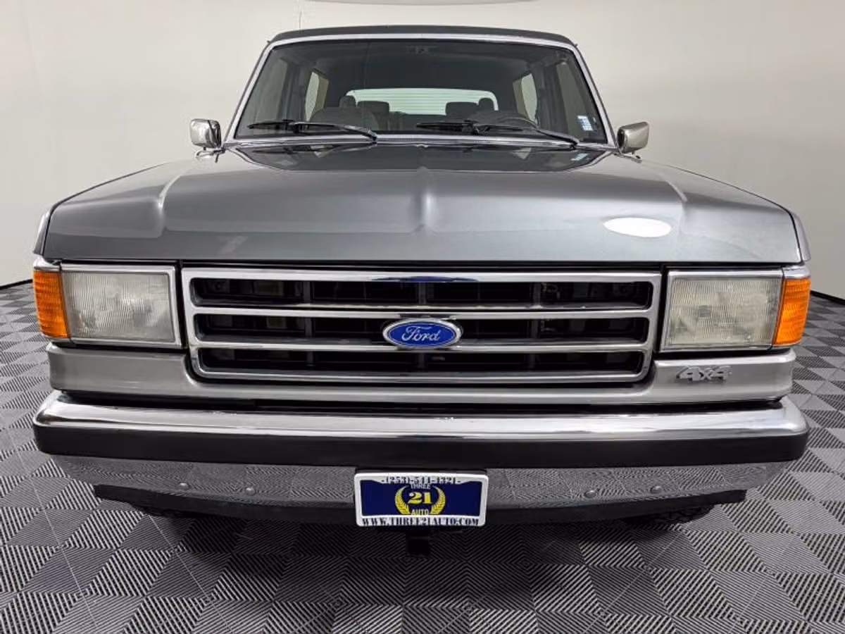 1990 Ford Bronco XLT Image 2