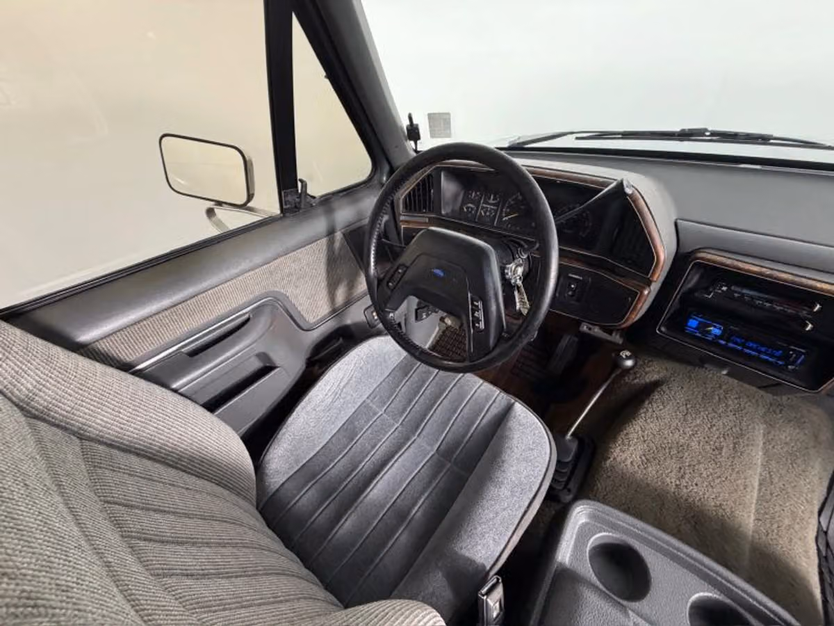1990 Ford Bronco XLT Image 8