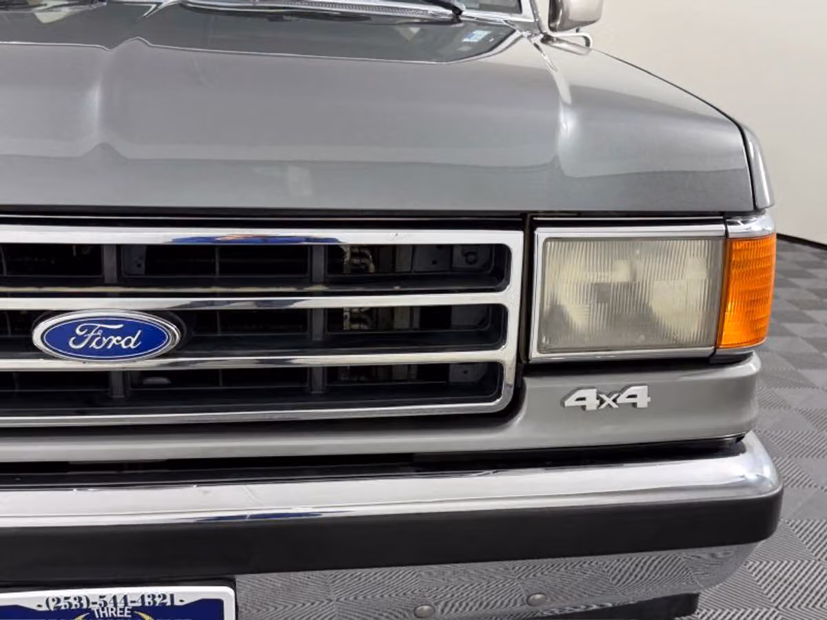 1990 Ford Bronco XLT Image 3