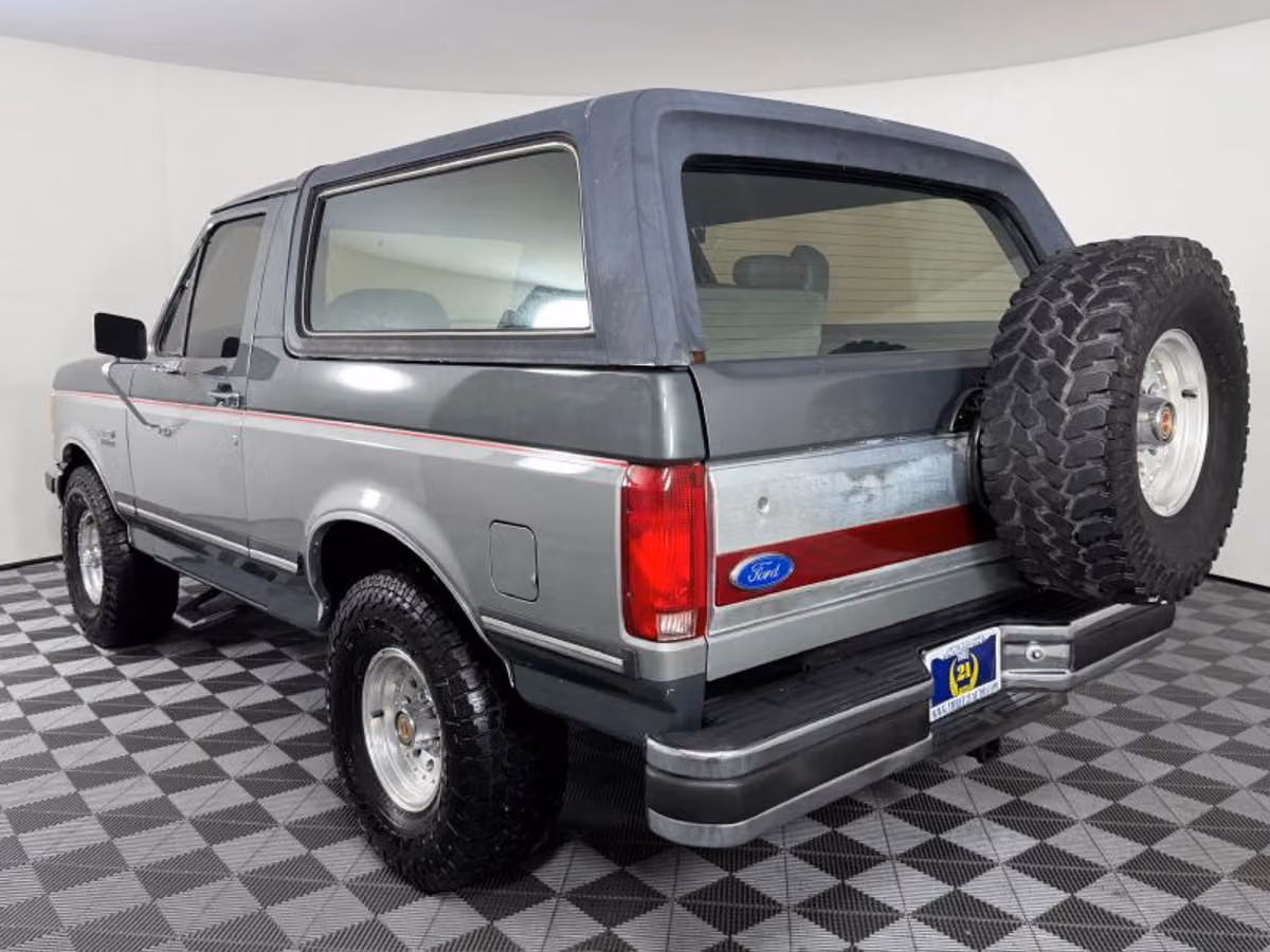 1990 Ford Bronco XLT Image 6