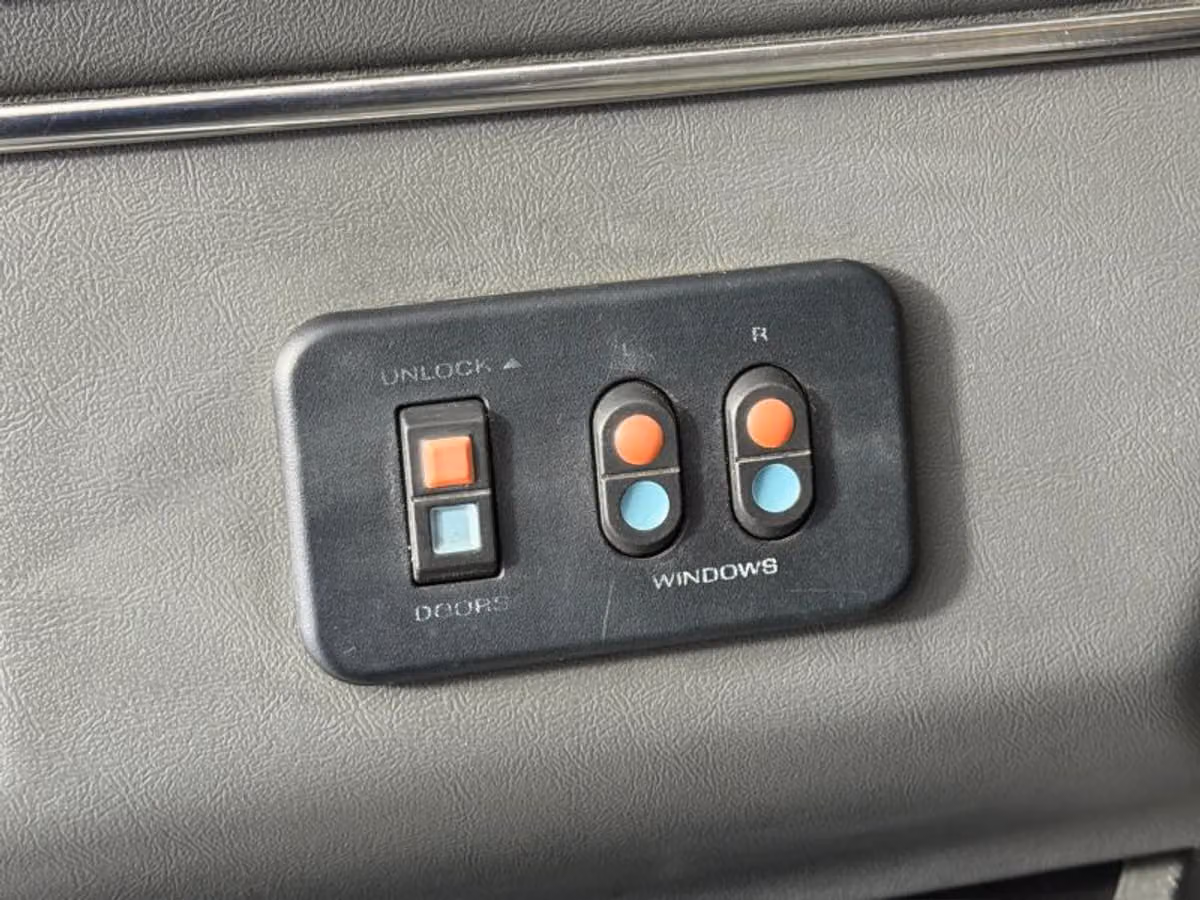 1990 Ford Bronco XLT Image 16