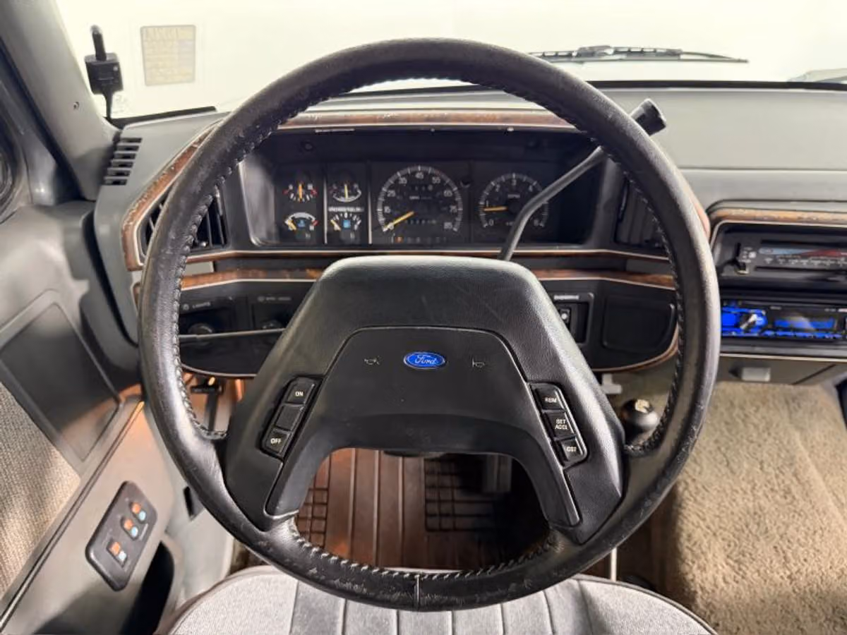 1990 Ford Bronco XLT Image 11