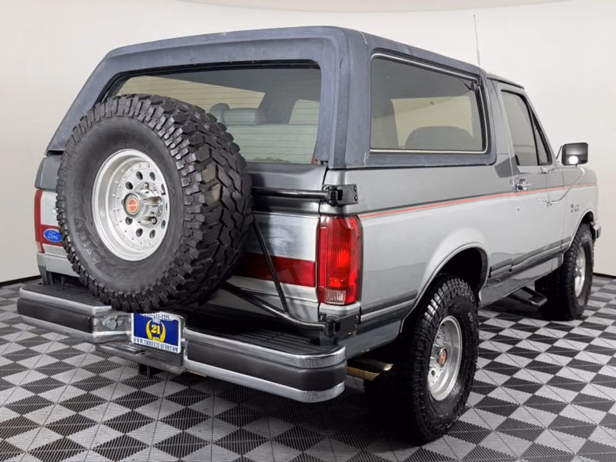 1990 Ford Bronco XLT Image 20