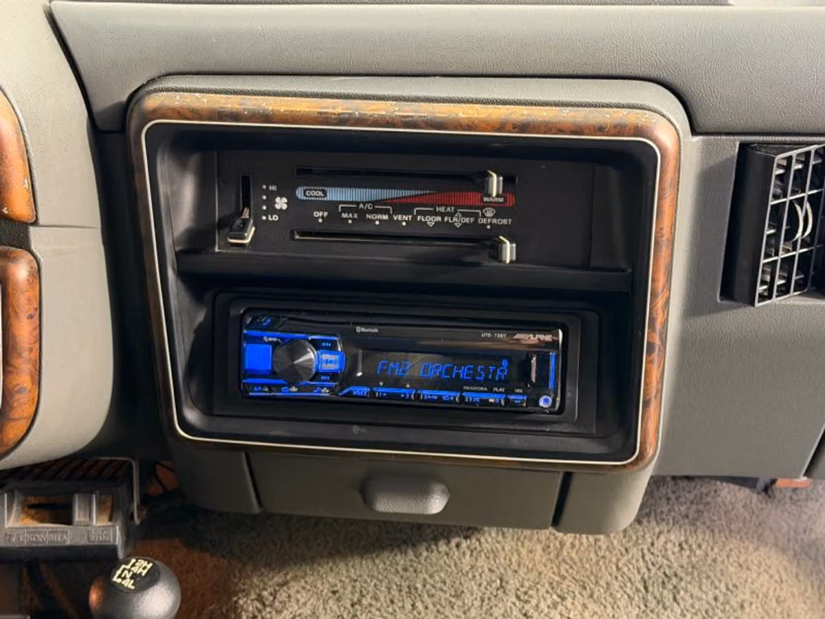 1990 Ford Bronco XLT Image 12