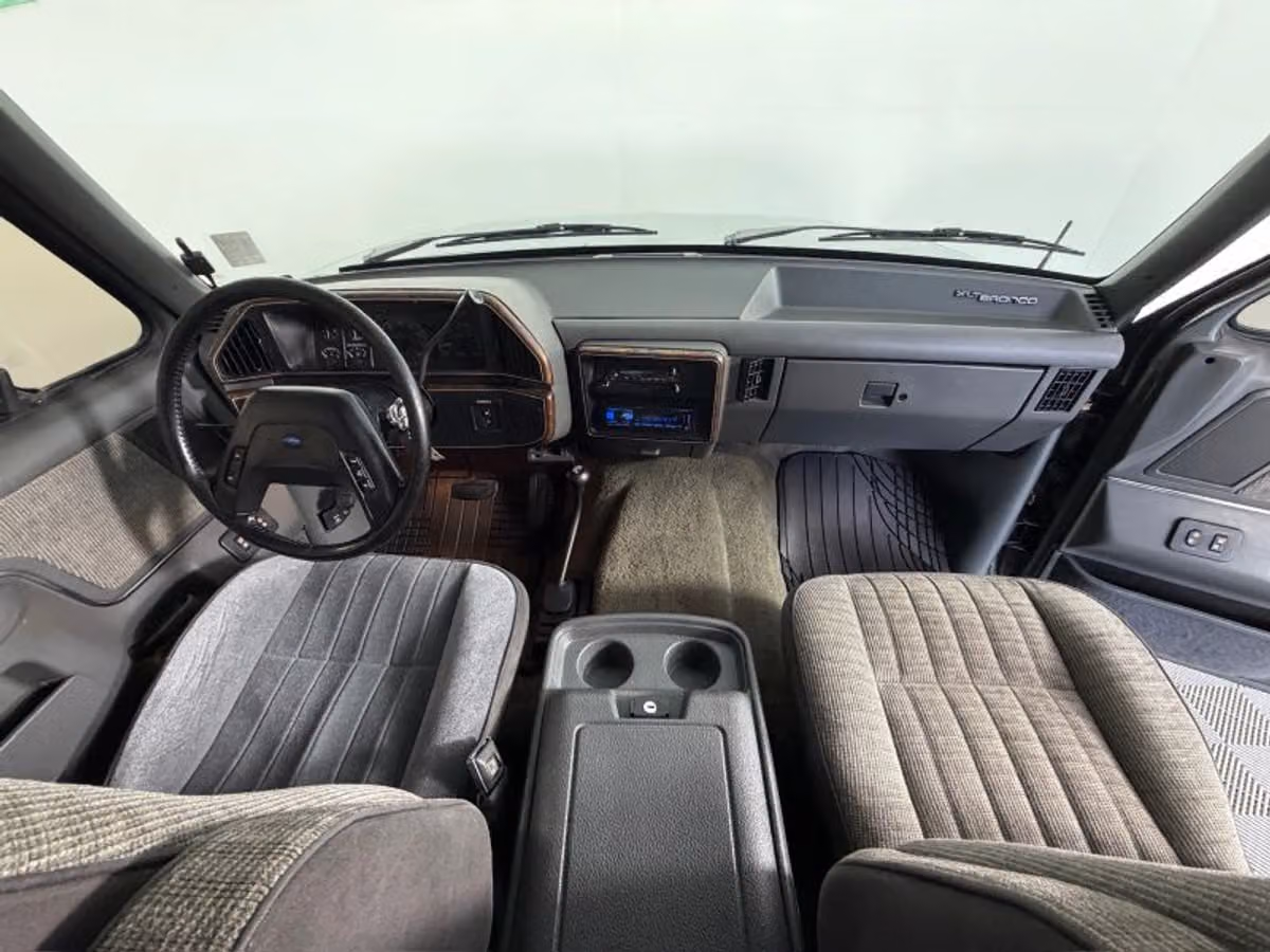 1990 Ford Bronco XLT Image 7