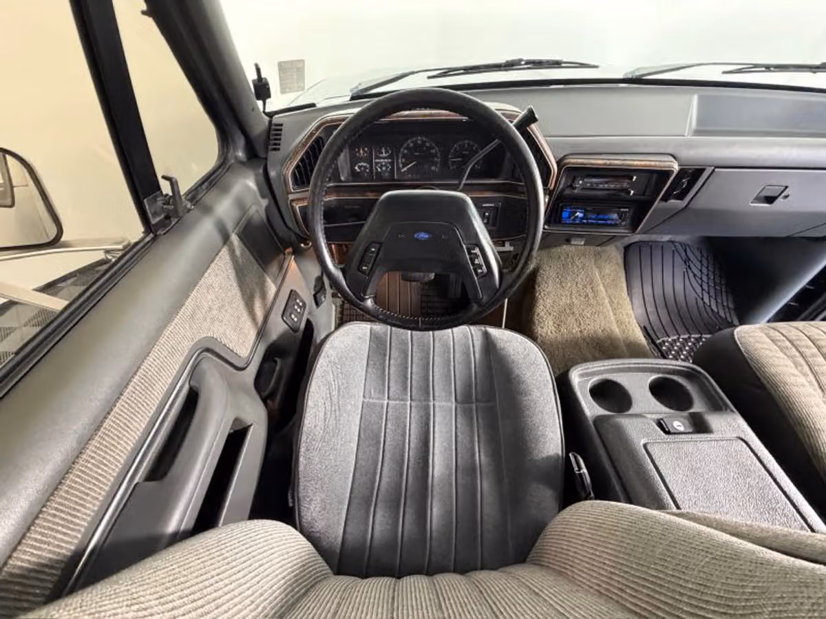 1990 Ford Bronco XLT Image 10