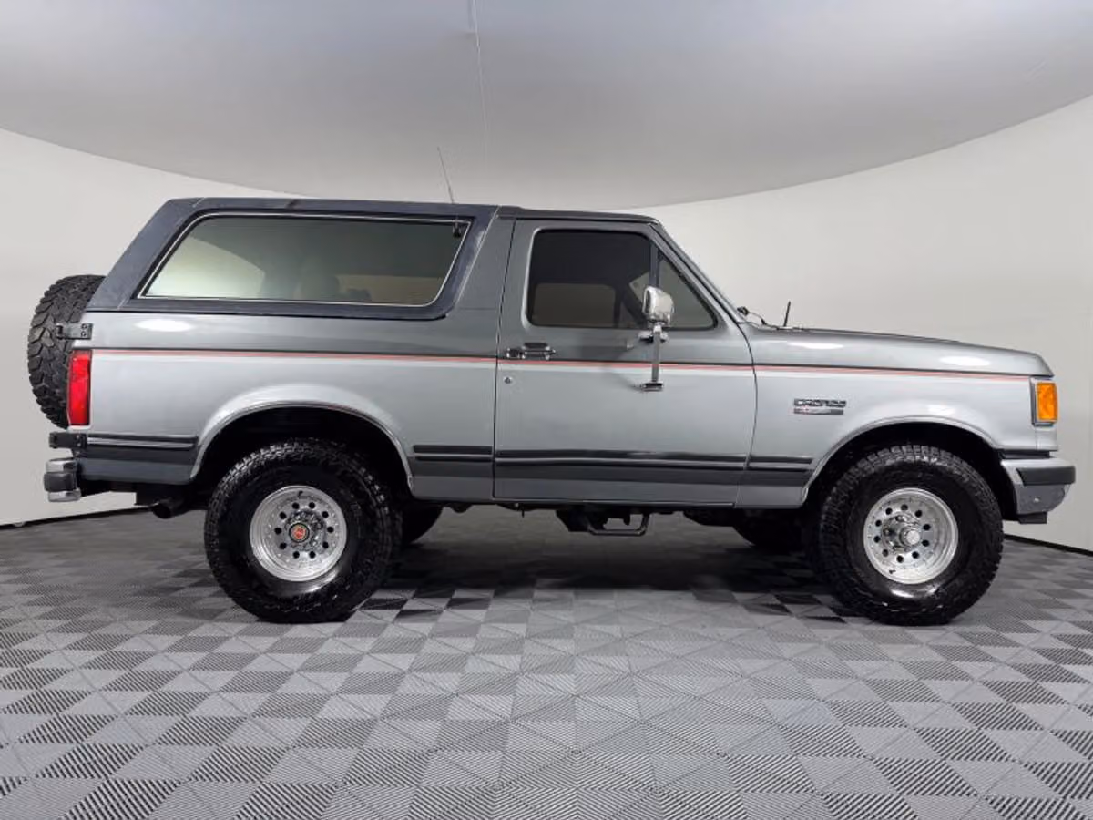 1990 Ford Bronco XLT Image 21