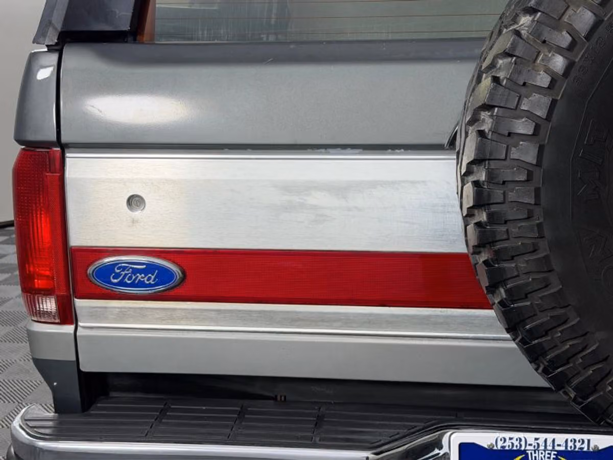 1990 Ford Bronco XLT Image 18