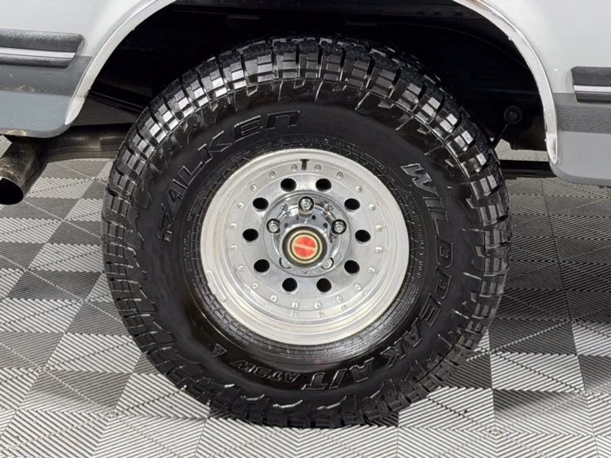 1990 Ford Bronco XLT Image 23