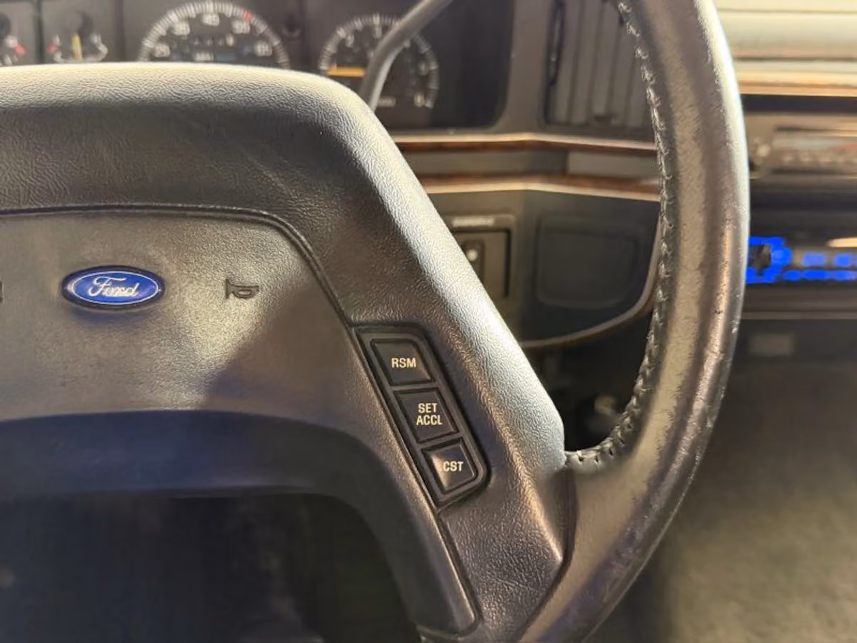 1990 Ford Bronco XLT Image 36