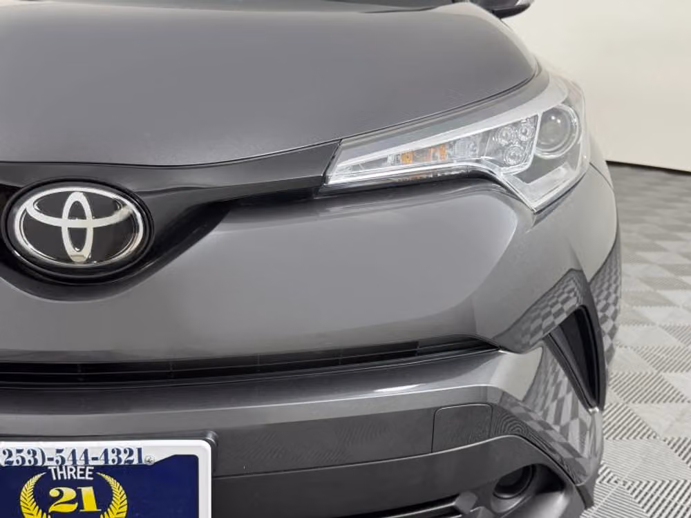 2018 Toyota C-HR XLE Crossover Image 5