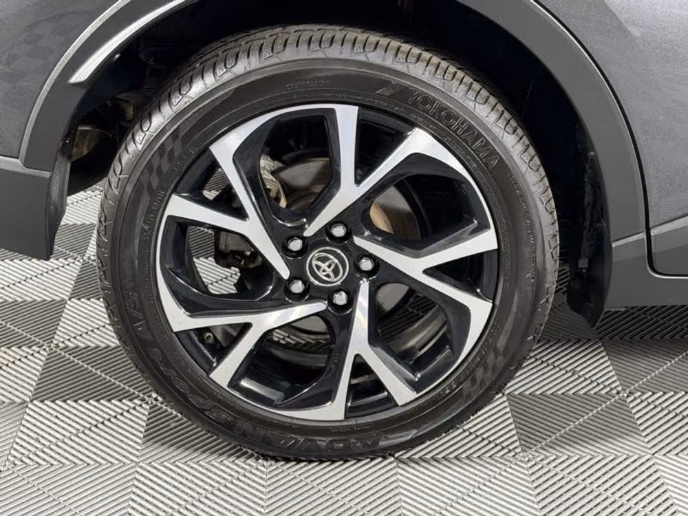2018 Toyota C-HR XLE Crossover Image 14