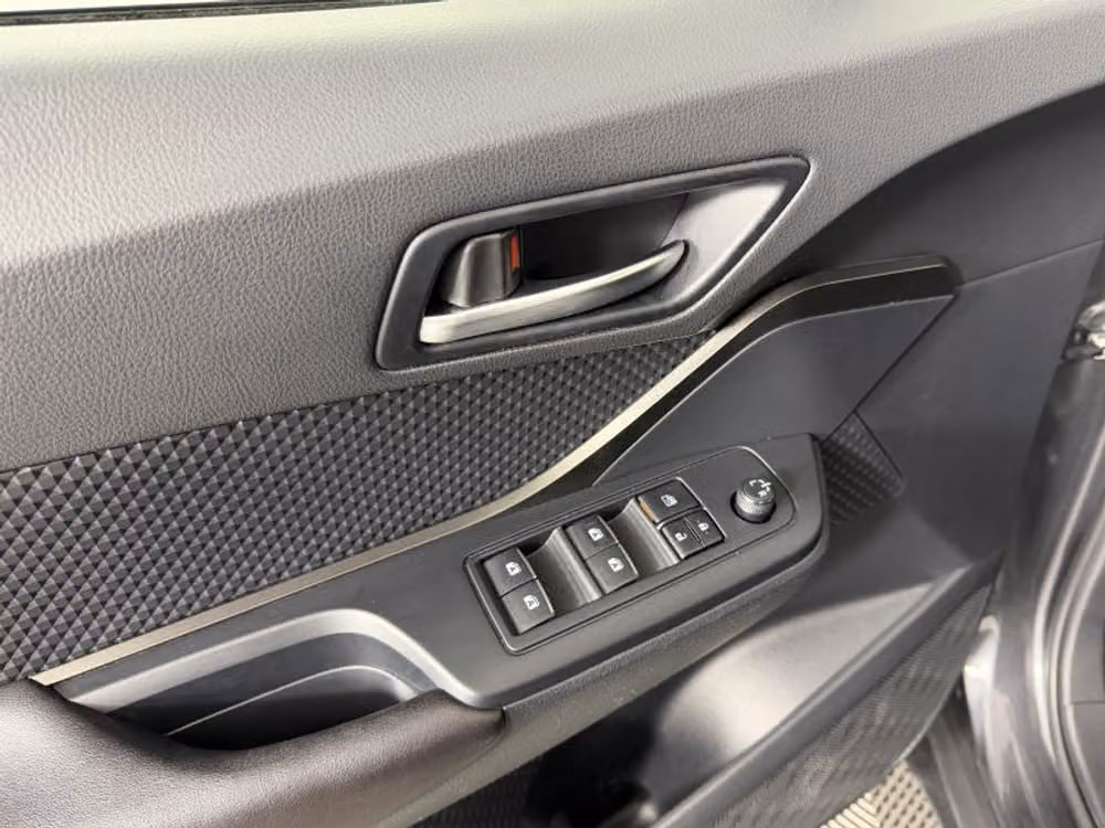 2018 Toyota C-HR XLE Crossover Image 31