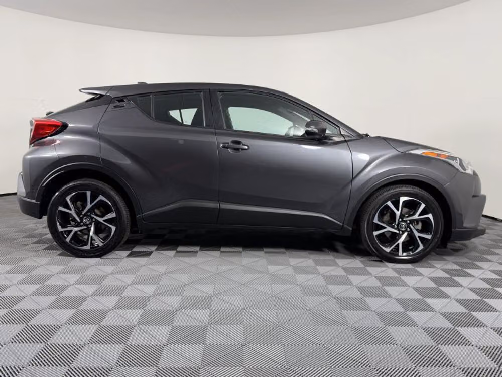 2018 Toyota C-HR XLE Crossover Image 7