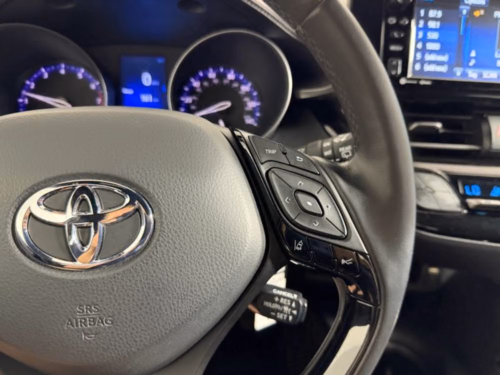 2018 Toyota C-HR XLE Crossover Image 24