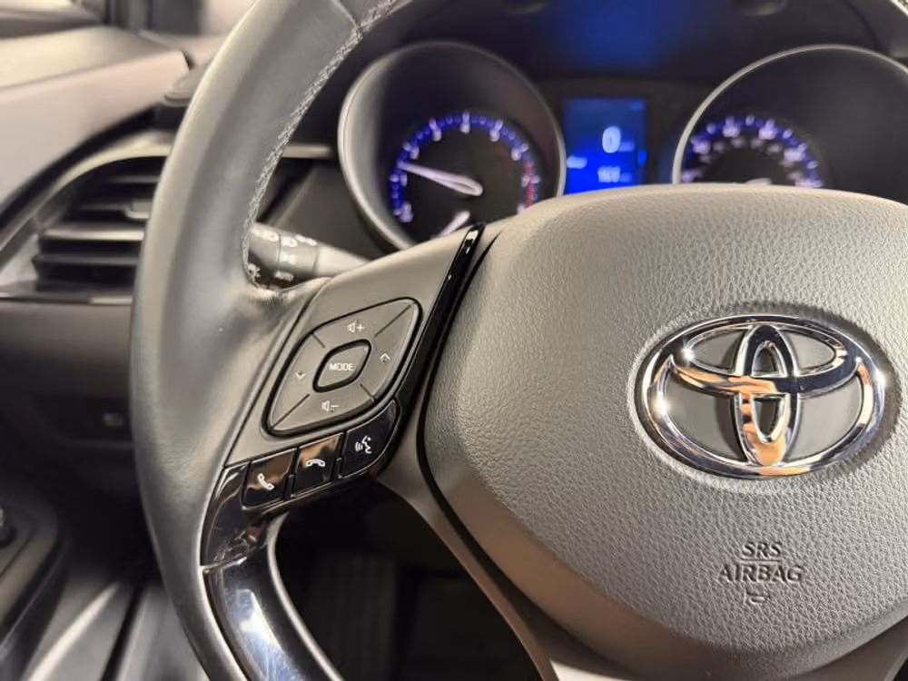 2018 Toyota C-HR XLE Crossover Image 23
