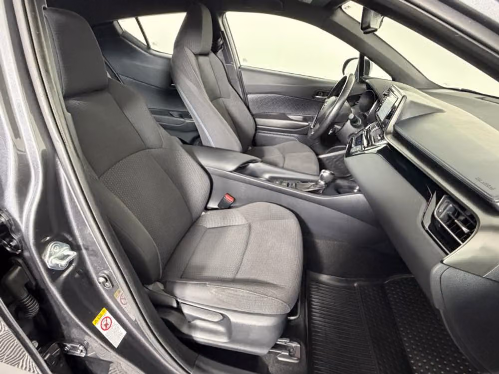 2018 Toyota C-HR XLE Crossover Image 29