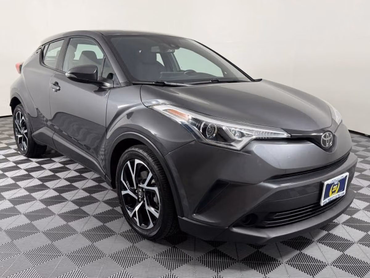 2018 Toyota C-HR XLE Crossover Image 6
