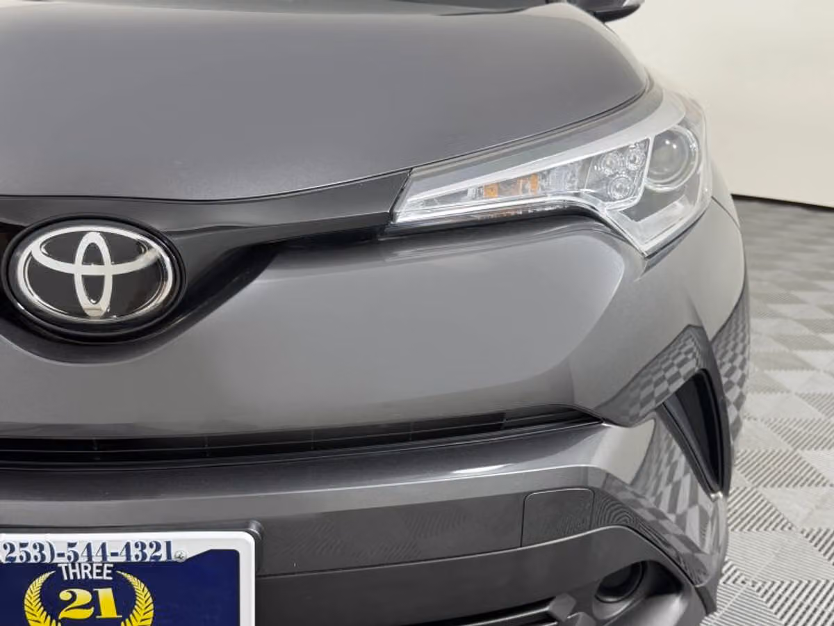 2018 Toyota C-HR XLE Crossover Image 5