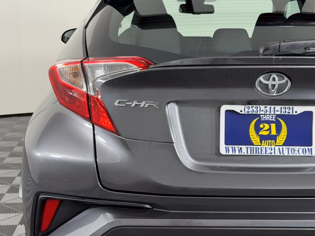 2018 Toyota C-HR XLE Crossover Image 10