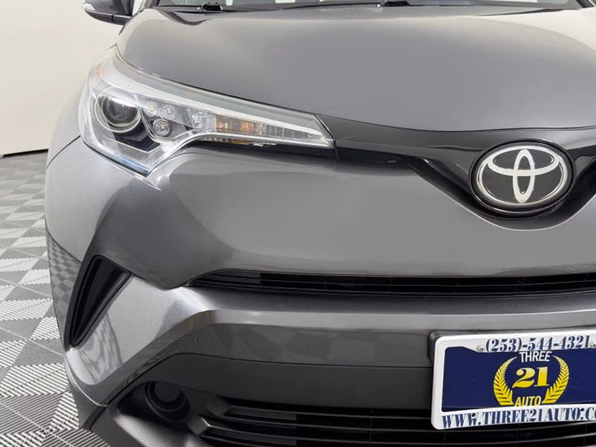 2018 Toyota C-HR XLE Crossover Image 4