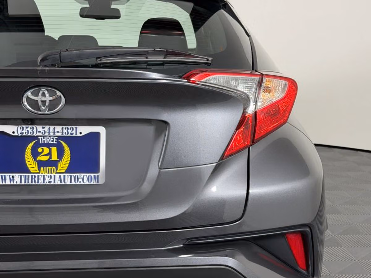2018 Toyota C-HR XLE Crossover Image 11