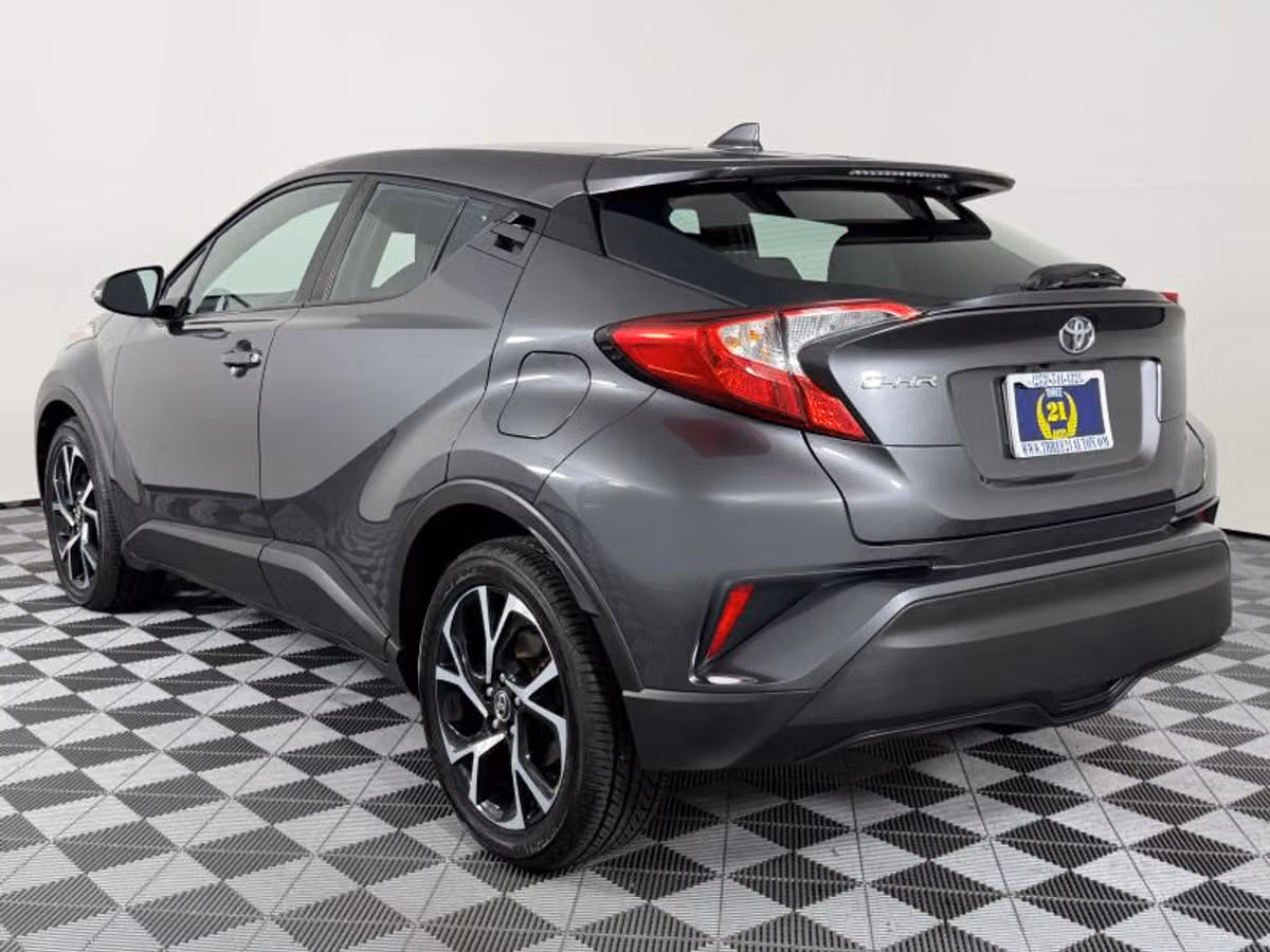2018 Toyota C-HR XLE Crossover Image 12
