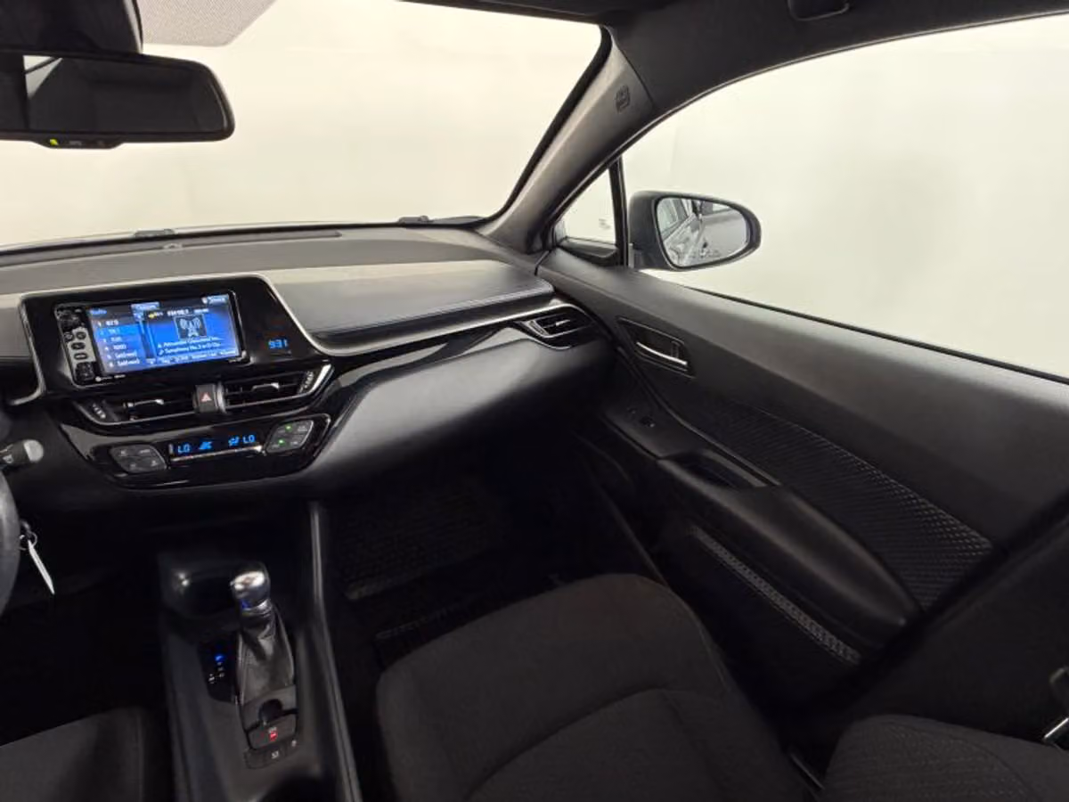 2018 Toyota C-HR XLE Crossover Image 21