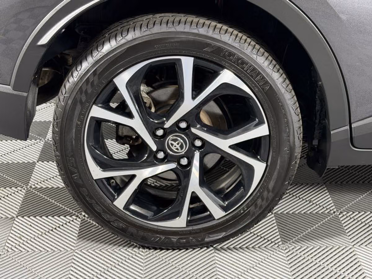 2018 Toyota C-HR XLE Crossover Image 14