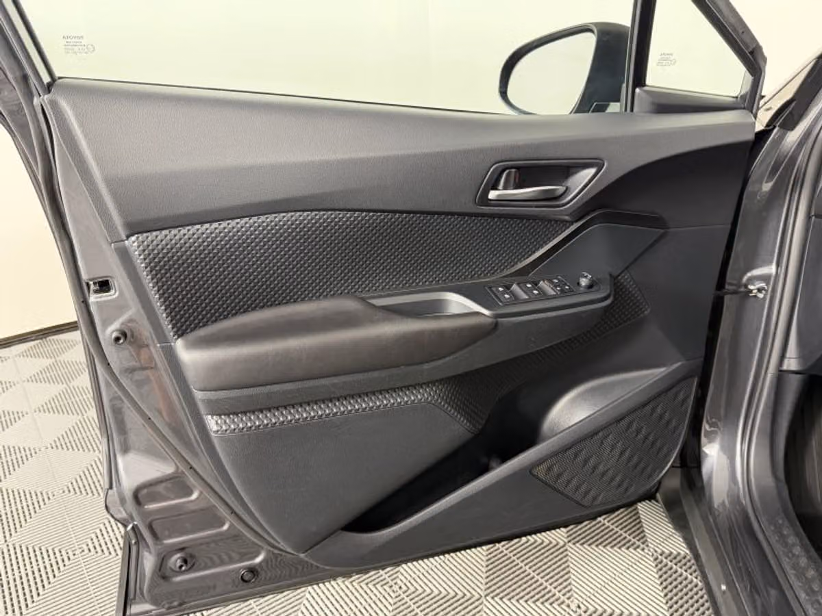 2018 Toyota C-HR XLE Crossover Image 30