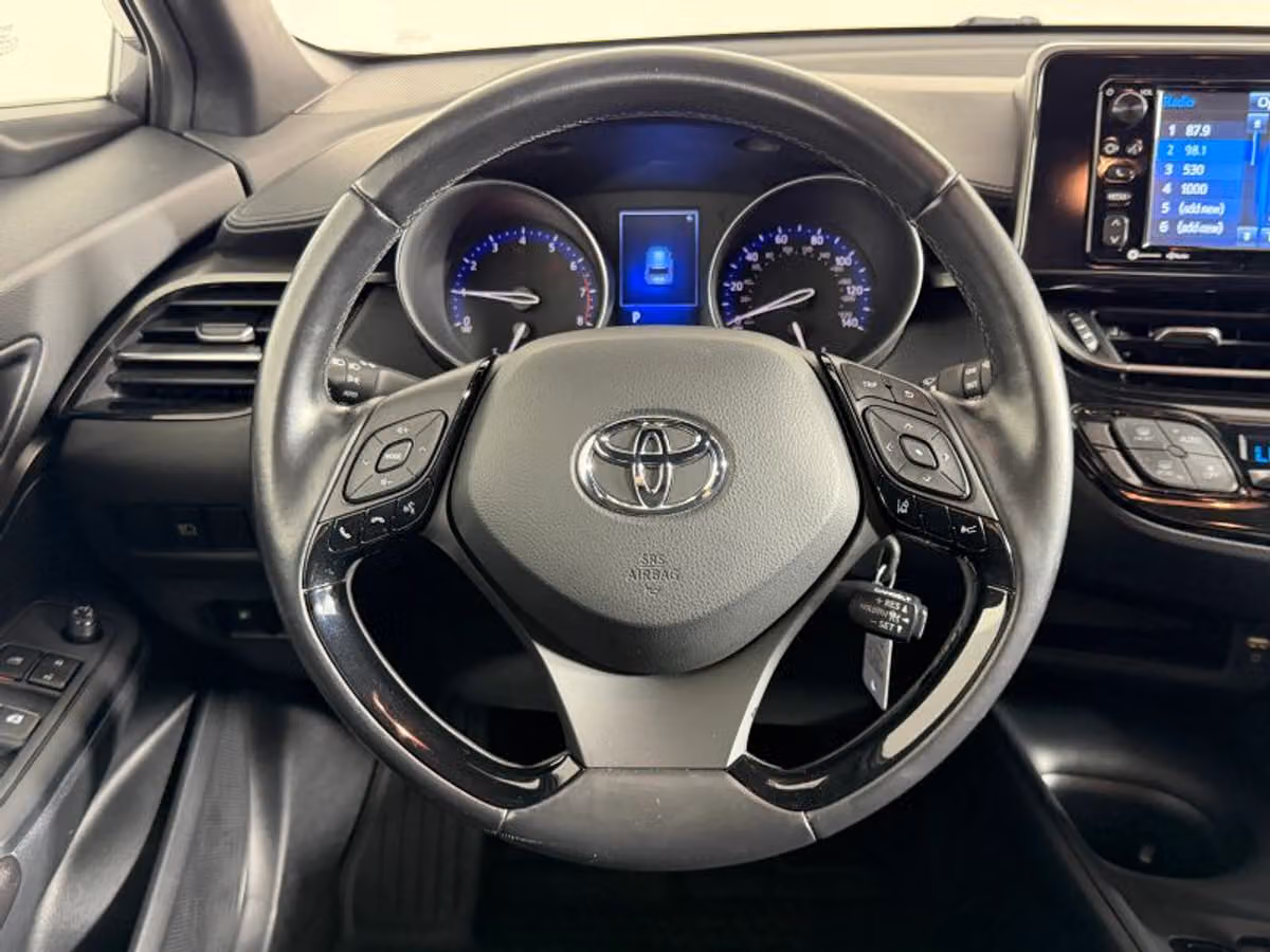 2018 Toyota C-HR XLE Crossover Image 16