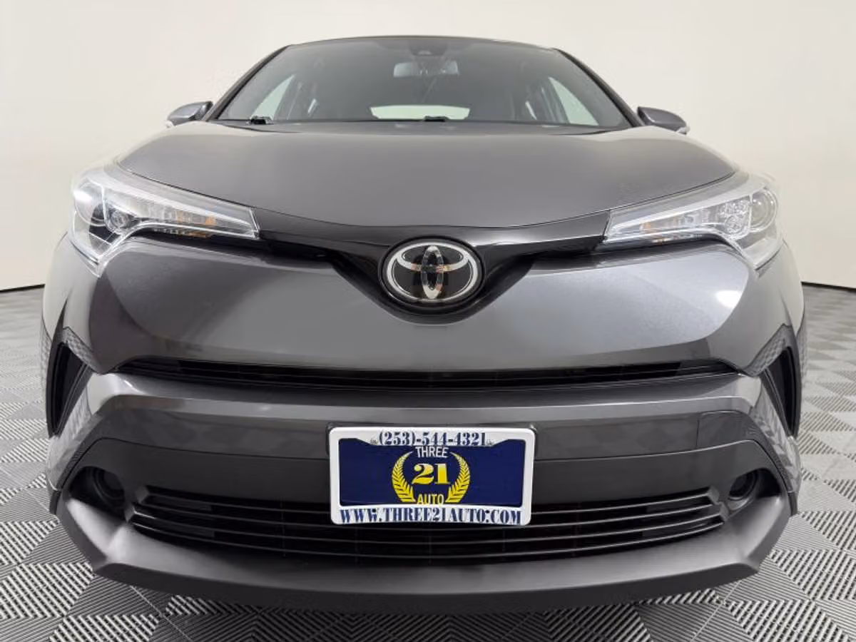 2018 Toyota C-HR XLE Crossover Image 3
