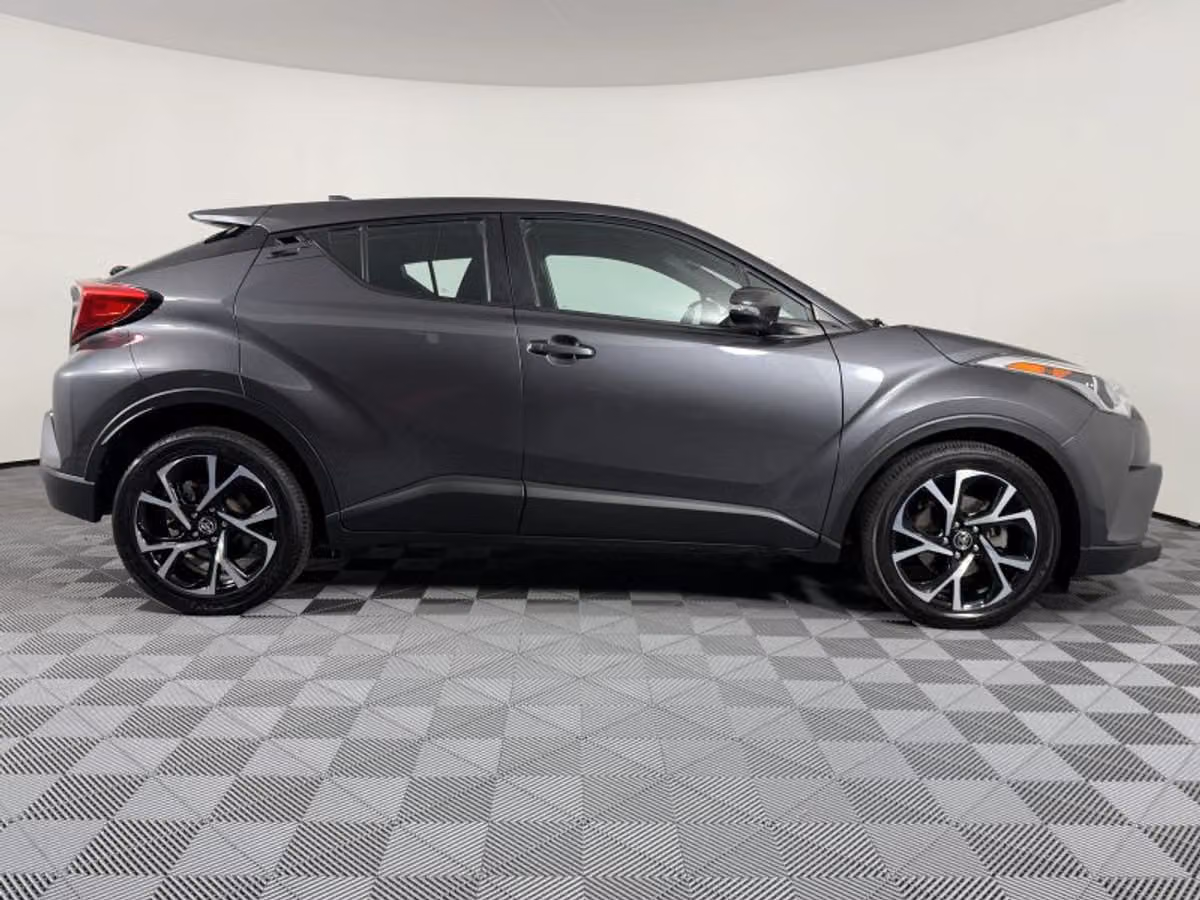 2018 Toyota C-HR XLE Crossover Image 7
