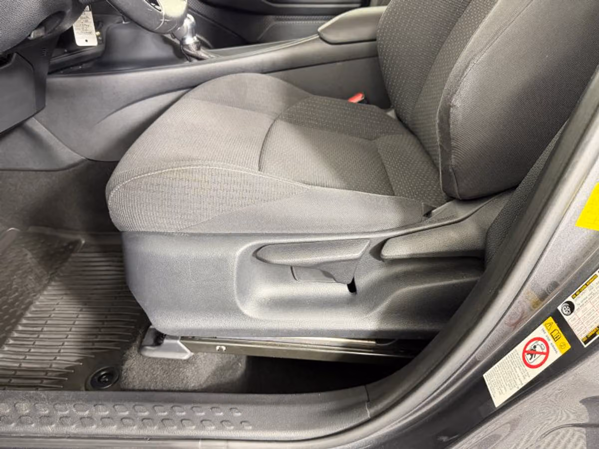 2018 Toyota C-HR XLE Crossover Image 33