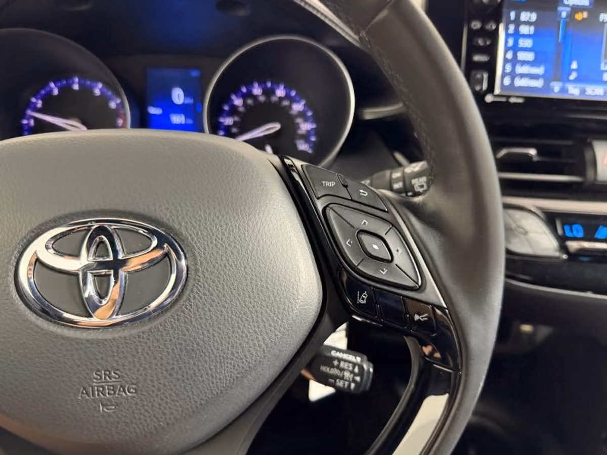 2018 Toyota C-HR XLE Crossover Image 24