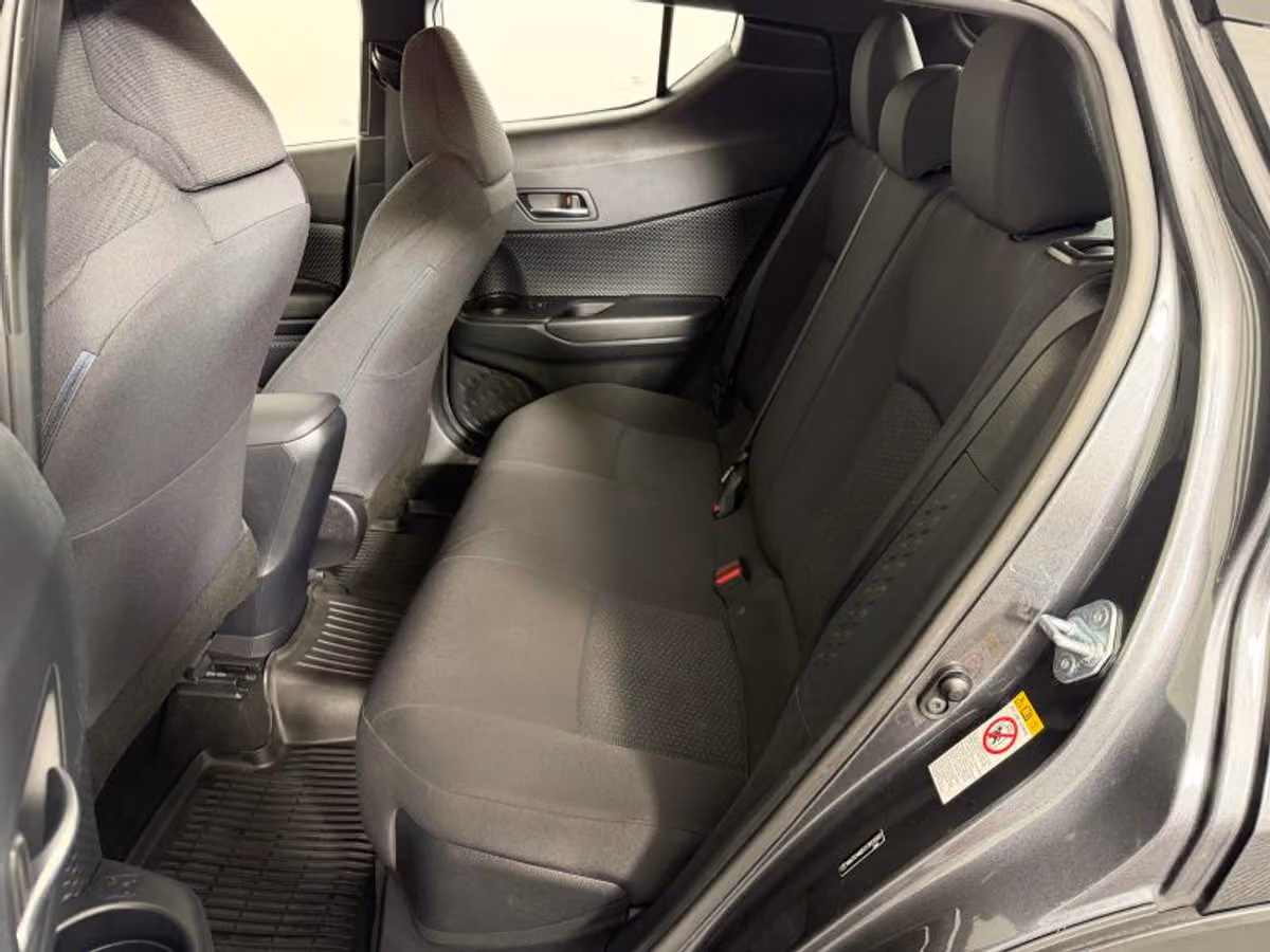 2018 Toyota C-HR XLE Crossover Image 34