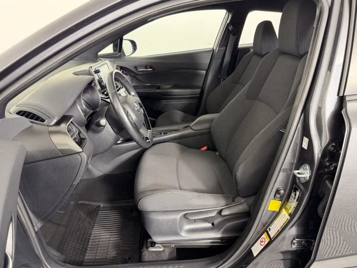 2018 Toyota C-HR XLE Crossover Image 28