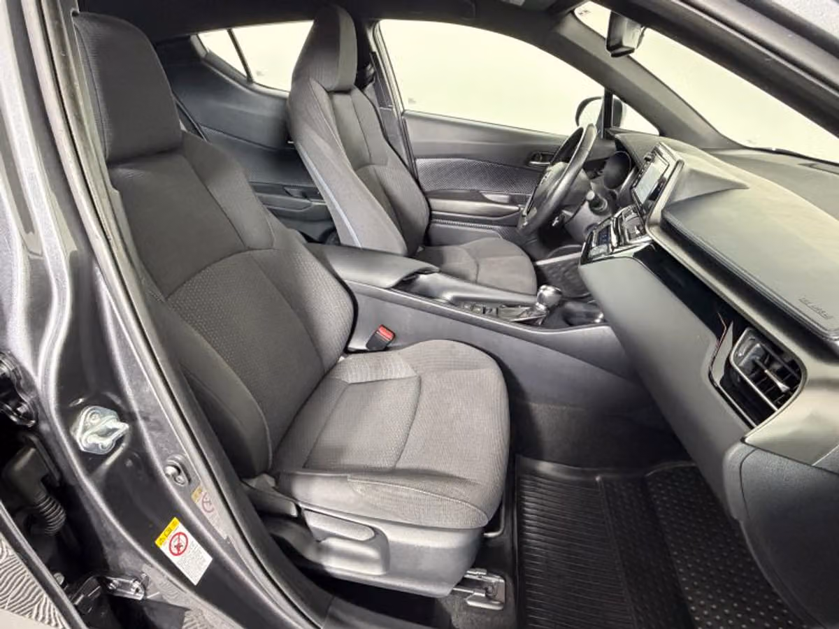 2018 Toyota C-HR XLE Crossover Image 29